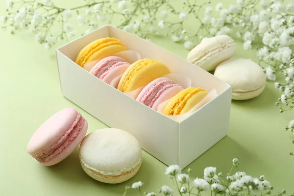 Conceito Sobremesa Saborosa Com Macaroons Fundo Verde — Fotografia de Stock