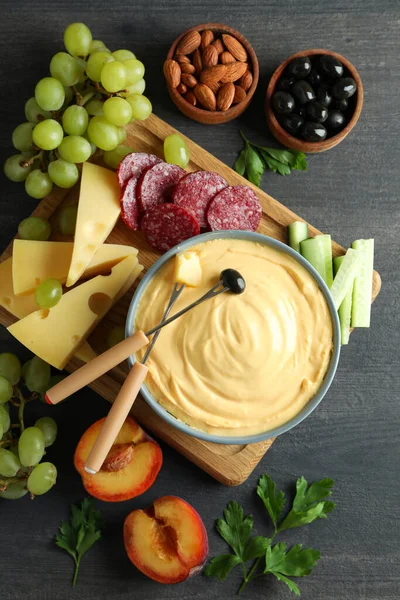 Concetto Cibo Delizioso Con Fonduta Tavolo Legno Scuro — Foto Stock