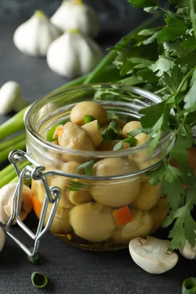 Konsep Makanan Lezat Dengan Jamur Yang Direndam Atas Meja Kayu — Stok Foto