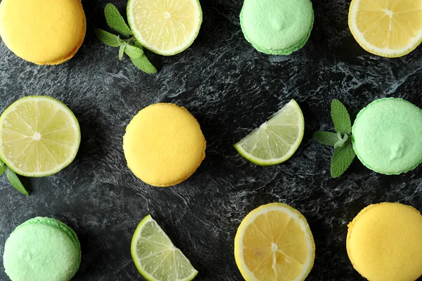 Concepto Postre Sabroso Con Macarrones Sobre Fondo Ahumado Negro —  Fotos de Stock