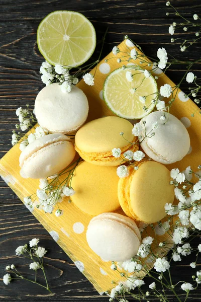 Conceito Sobremesa Saborosa Com Macaroons Fundo Madeira — Fotografia de Stock