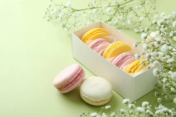 Concept Dessert Savoureux Avec Des Macarons Sur Fond Vert — Photo