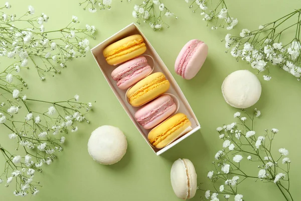 Concept Dessert Savoureux Avec Des Macarons Sur Fond Vert — Photo