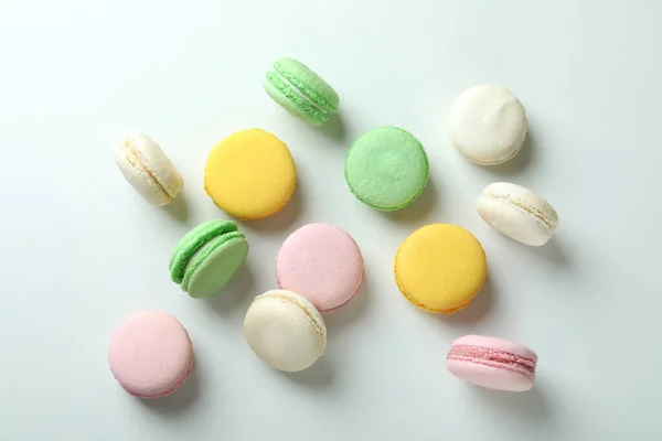 Concept Dessert Savoureux Avec Des Macarons Sur Fond Blanc — Photo