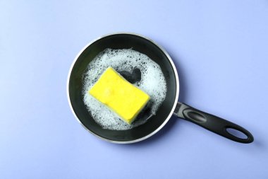 Menekşe arkaplanda bulaşık yıkama aksesuarları kavramı