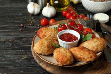 Tahta masada pirzola ile lezzetli yemek kavramı