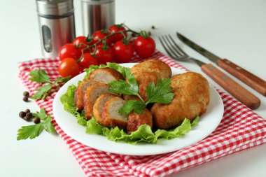 Beyaz arka planda pirzola ile lezzetli yemek kavramı