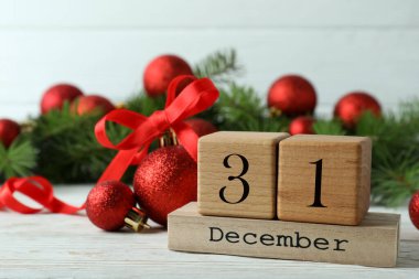 Tahta masada Noel aksesuarları ve küp takvimi