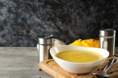 Gri dokulu masada balkabağı çorbası ile lezzetli yemek kavramı