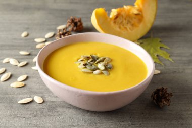 Gri dokulu masada balkabağı çorbası ile lezzetli yemek kavramı