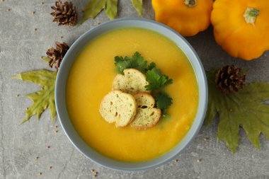 Gri dokulu masada balkabağı çorbası ile lezzetli yemek kavramı