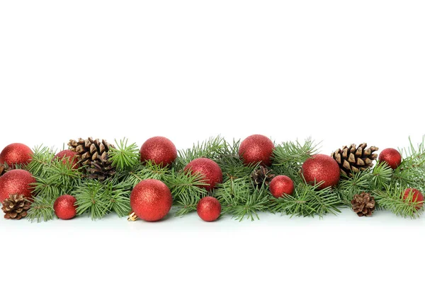 Fichtenzweige Mit Christbaumkugeln Isoliert Auf Weißem Hintergrund — Stockfoto