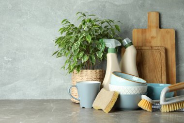 Gri desenli masada bulaşık yıkama kavramı