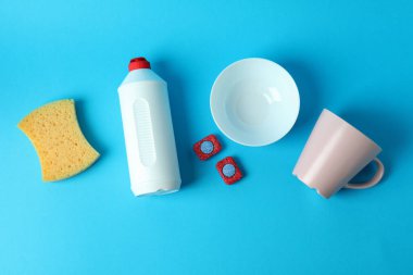 Mavi arkaplanda bulaşık deterjanı aksesuarları kavramı