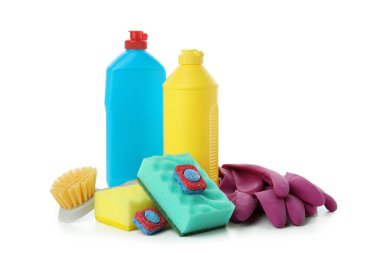 Beyaz arka planda izole edilmiş bulaşık deterjanı aksesuarları