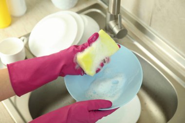 Mutfak havzasında bulaşık yıkama kavramı