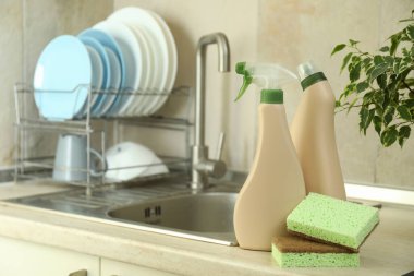 Mutfak arka planında bulaşık deterjanı aksesuarları kavramı