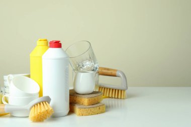 Beyaz masadaki farklı bulaşık deterjanı aksesuarları