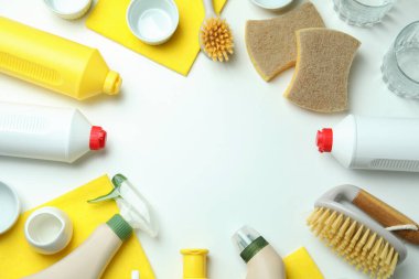 Beyaz masadaki farklı bulaşık deterjanı aksesuarları