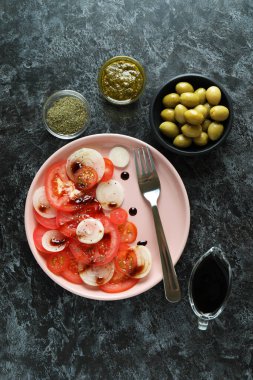 Siyah dumanlı masada domates carpaccio ile lezzetli yemek kavramı