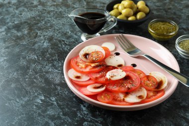 Siyah dumanlı masada domates carpaccio ile lezzetli yemek kavramı