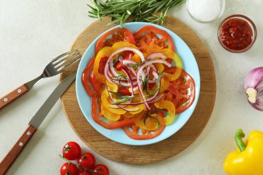 Beyaz desenli masa üzerinde domates carpaccio ile lezzetli yemek kavramı