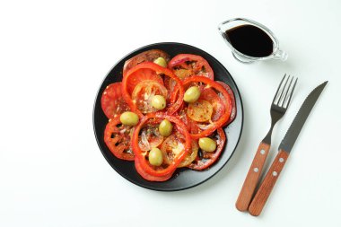 Beyaz arka planda domates carpaccio ile lezzetli yemek kavramı