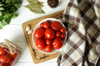 Beyaz ahşap masada domatesli sebze turşusu kavramı