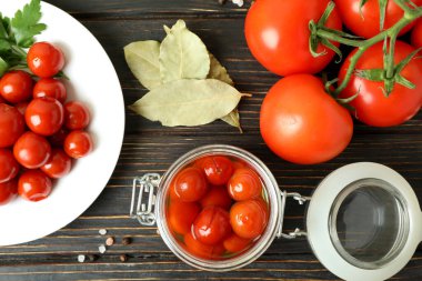 Kırsal ahşap masada domatesli sebze turşusu kavramı