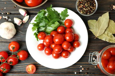 Kırsal ahşap masada domatesli sebze turşusu kavramı