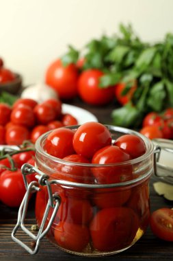 Domatesli sebze turşusu kavramı.