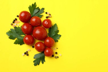 Sarı arka planda domates ve baharat turşusu