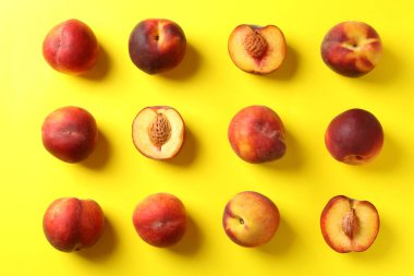 Sarı arka planda taze şeftali meyveleri.