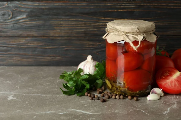 Concepto Verduras Escabeche Con Tomates Mesa Texturizada Gris —  Fotos de Stock
