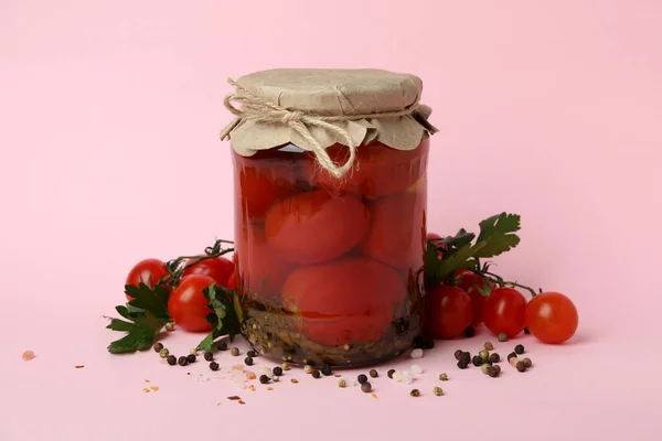 Glas Mit Eingelegten Tomaten Und Zutaten Auf Rosa Hintergrund — Stockfoto