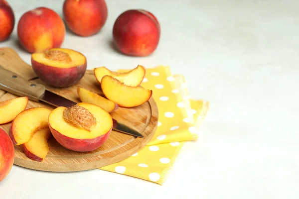 Placa Com Frutas Pêssego Faca Toalha Cozinha Mesa Texturizada Branca — Fotografia de Stock