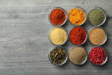 Cam kaselerdeki farklı baharatlar.