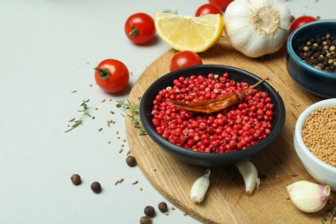 Açık gri arkaplanda aromatik baharat kavramı