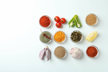 Beyaz arkaplandaki aromatik baharat kavramı