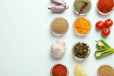 Beyaz arkaplandaki aromatik baharat kavramı