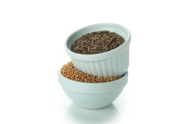 Beyaz arka planda izole edilmiş aromatik baharatlı kaseler