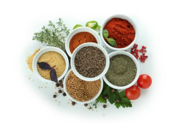 Beyaz arkaplanda izole edilmiş farklı aromatik baharatlar