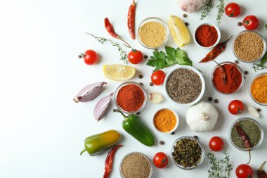 Beyaz arkaplandaki aromatik baharat kavramı