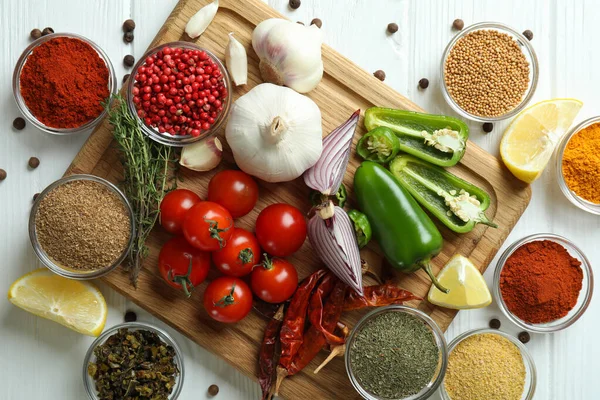 Konzept Der Aromatischen Gewürze Auf Weißem Holztisch — Stockfoto