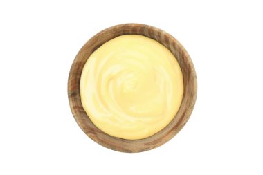 Beyaz arka planda izole edilmiş peynir soslu kase