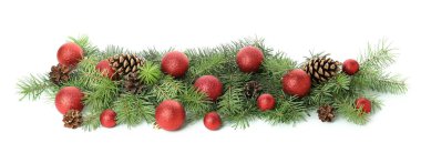 Beyaz arka planda noel süsleri olan ladin dalları