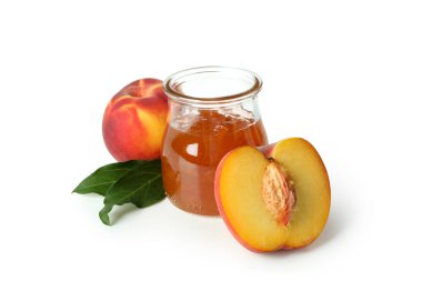 Şeftali reçeli kavanozu ve malzeme beyaz arkaplanda izole edilmiş.