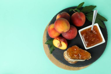 Şeftali reçelli sandviç ve nane arkaplanda malzemeler.
