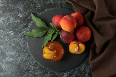 Siyah Smokey masasında şeftali reçeli ve malzemeler