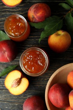 Şeftali reçeli ve malzemeler kırsal ahşap masada.